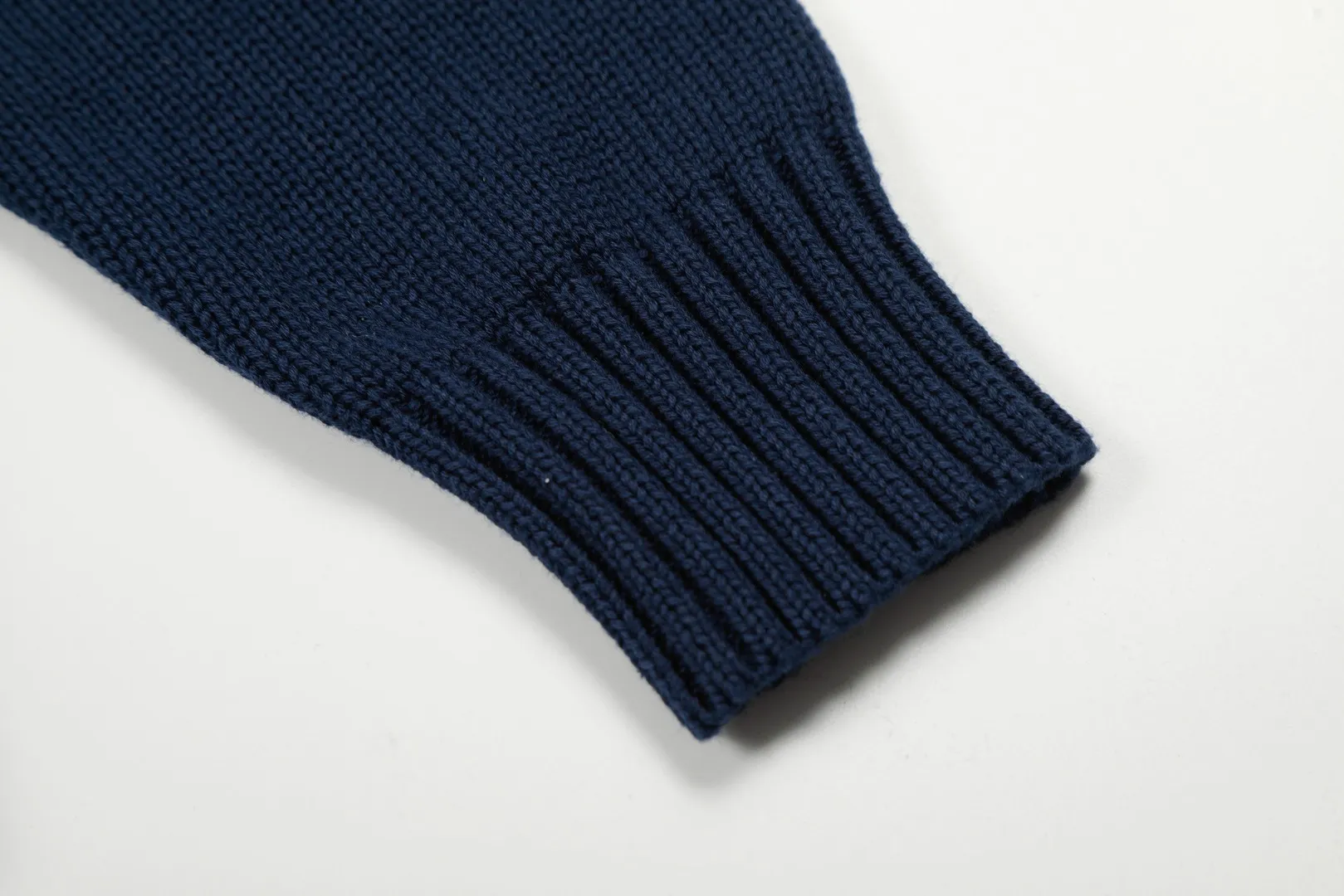 P470 top quality" Style number: DS882# (not off the shelves all year round) [Ralph Lauren heavy industry bear golf autumn and winter couple's knitted crew neck sweater] ✅Ralph Lauren Ralph Lauren classic basic bear heavy craftsman and women's couple's same style knitted sweater ✅Main supplier platform live broadcast wholesale entity out of stock will be replenished not removed from the shelf ✅ZP quality 1:1 version can scan the code to enter the GF website Counter quality ✅Detailed quality is the only one in Guangzhou Imported quality cotton yarn Focus on high-end, cost-effective, and good quality. Needless to say, the version is restored to the original version. The maximum size can be worn up to 190 pounds. Loose, comfortable and stress-free. ✅The upper body is simple and easy to match. A must-have for men. Good-looking clothes are never picky. A must-have for couples. Recommended for wardrobe. Size: S-XL Color: Navy